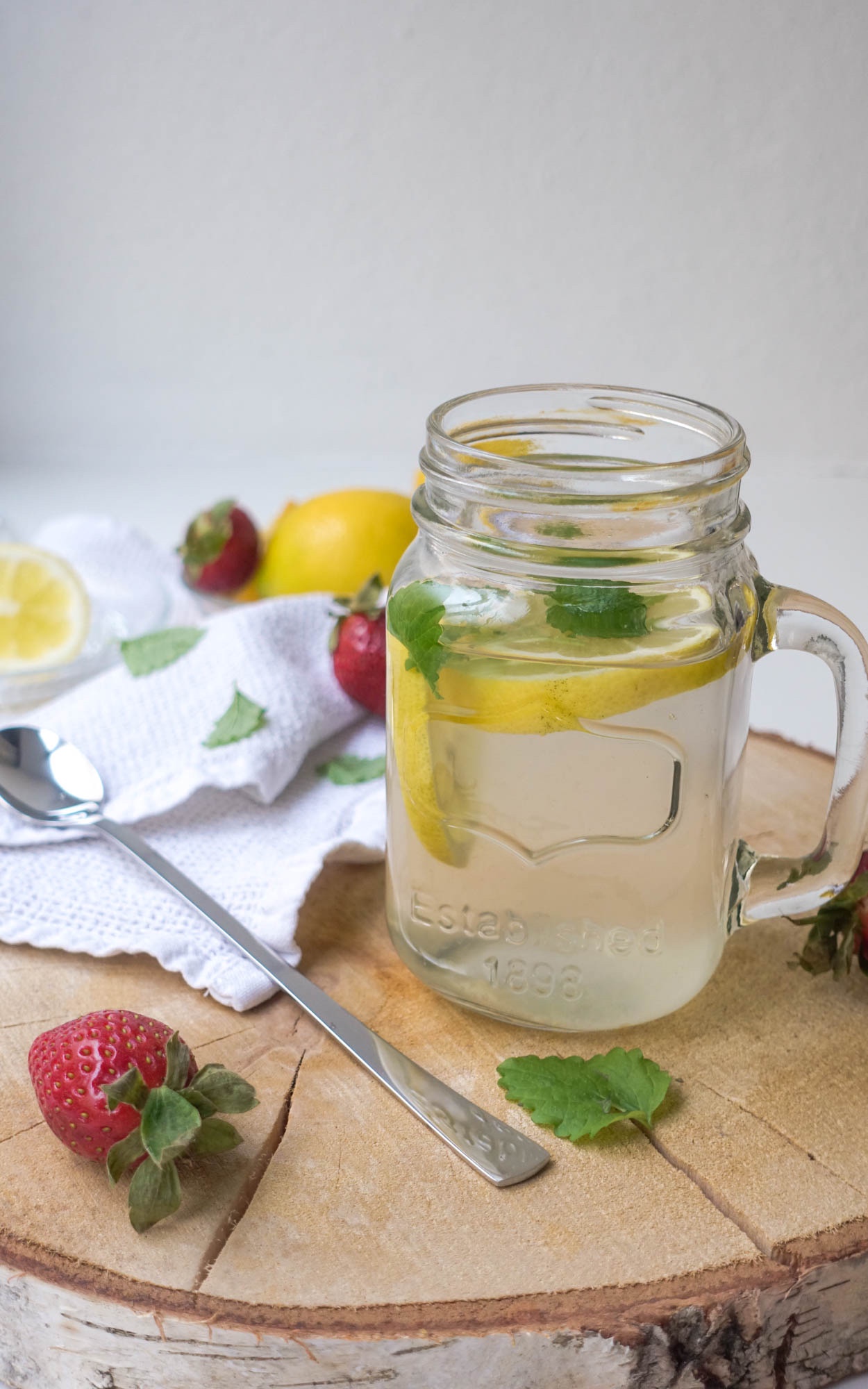 Warme Zitronenlimonade für kalte Tage