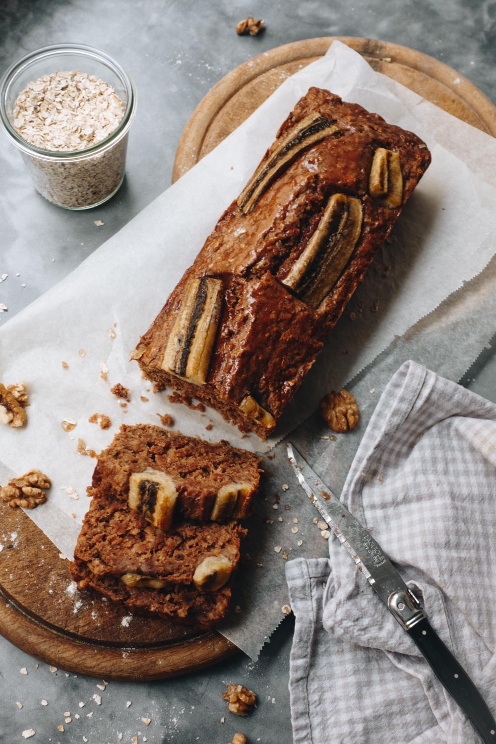 Veganes Bananenbrot Falls ihr doch den Ofen anschmeißen wollt, kommt ihr hier zu Alinas Rezept.