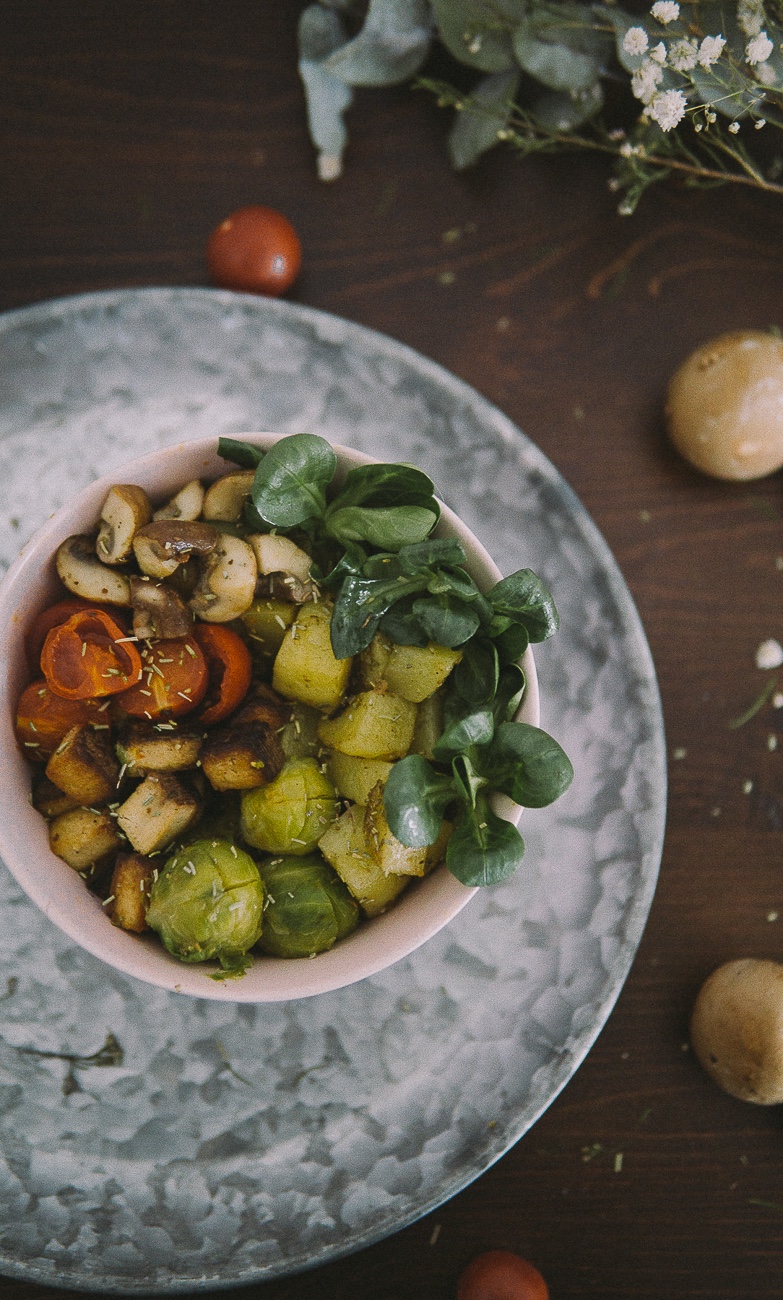 Schnelle & leckere Gemüsebowl mit Bratkartoffeln